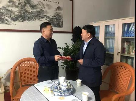 敦煌種業(yè)領(lǐng)導(dǎo)看望慰問(wèn)公司老干部、老黨員及困難黨員職工