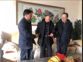 敦煌種業(yè)領(lǐng)導(dǎo)看望慰問(wèn)公司老干部、老黨員及困難黨員職工