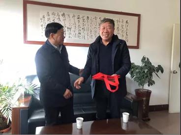 敦煌種業(yè)領(lǐng)導(dǎo)看望慰問(wèn)公司老干部、老黨員及困難黨員職工