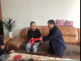 敦煌種業(yè)領(lǐng)導(dǎo)看望慰問(wèn)公司老干部、老黨員及困難黨員職工